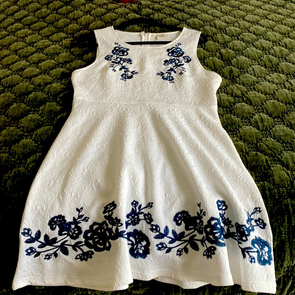 Women’s white sleeveless cocktail dress